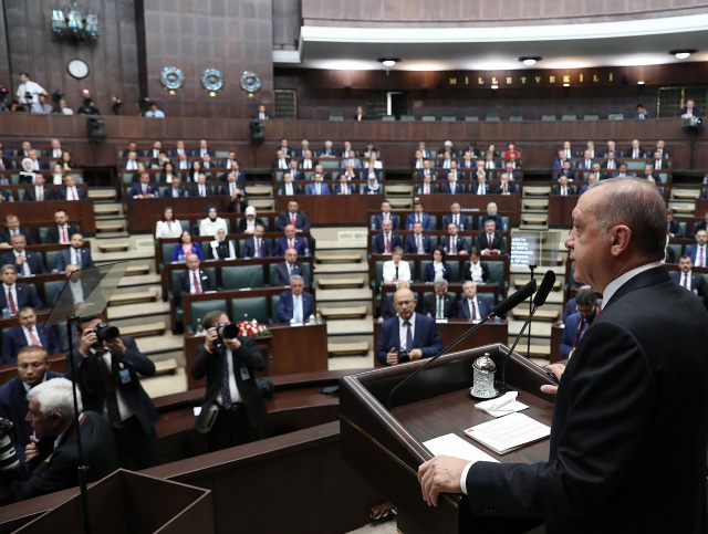Cumhurbaşkanı Erdoğan, seçim öncesinde yaptığı açıklamalarda bakan sayısının önemli ölçüde azaltılarak 16'ya düşürüleceğini söylemişti.
Ancak hangi bakanlıkların kaldırılacağı ise henüz bilinmiyor.