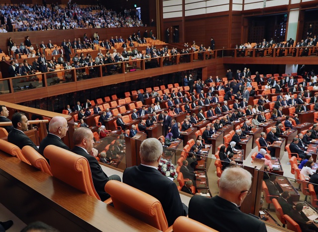 Damla Peker'in haberine göre; Anıtkabir ziyaretinin ardından akşam Cumhurbaşkanlığı Hükûmet Sistemi’ne geçişe özel Külliye’de görkemli bir tören düzenlenecek. Tören için 22 ülkenin Cumhurbaşkanı ile 17 Başbakanı Ankara’da olurken; Cumhurbaşkanı Yardımcısı, Meclis Başkanı düzeyinde de katılım bekleniyor.