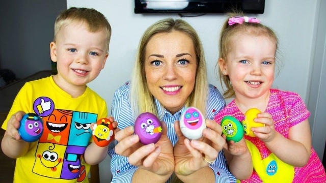Nasıl kazanıyorlar
-Toys and Little Gaby (Oyuncaklar ve Küçük Gaby) kanalı günde ortalama 11 milyon kez izleniyor.
-Kanalın yıldızı Gaby'nin ağabeyi Alex, bazı videolarda ona eşlik ediyor
-Günde 15.3 bin sterlinlik izlenme değerine ulaşıyor
-Bu değer kanalın aldığı reklamlardan geliyor
-YouTube'da en çok izlenen içeriklerin yüzde 5'i reklamlardan en yüksek payı alıyor.
-Günde 50 binden fazla izlenen bir kanalın aylık kazancı 2 ile 3 bin 500 dolar
