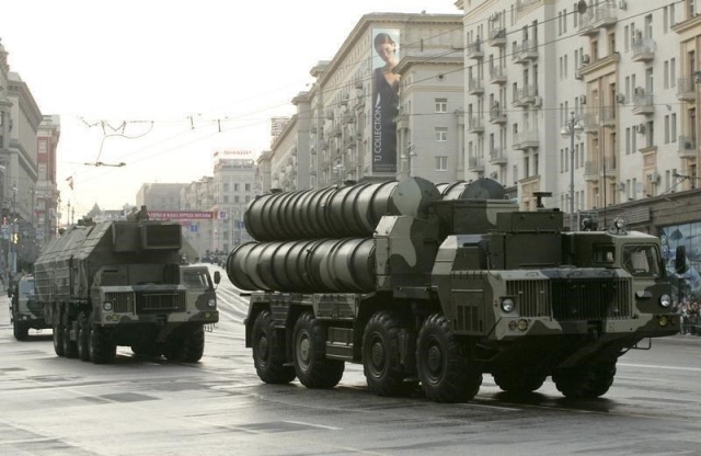 S-400 taburu, en az bir mobil operasyon komuta merkezi, 8 fırlatıcı ve 32 füzeden oluşuyor.