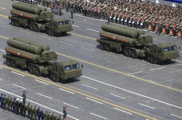 Kısa, orta ve uzun menzillerde füzeleri aynı anda kullanabilen S-400, 600 kilometre uzaklıktaki hedefi algılama özelliğine sahip ve saniyede 4,8 kilometre hızla füze gönderilebiliyor. Sistem, hedefe 10 saniyeden daha az sürede tepki veriyor.