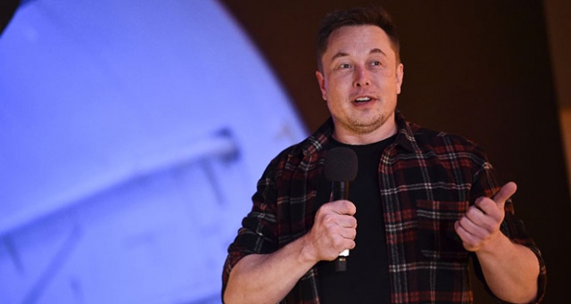 'AY'A ÜS KURMAK EN MANTIKLI ADIM'
Mars'ta şehir kurmanın önemli bir adım olduğunu ve geleceğe dair hedefinin tam olarak bu olduğunu söyleyen Musk, gelecek yıllarda Ay’da üs kurmanın insanlığın atacağı en mantıklı adım olacağının da altını çizdi.