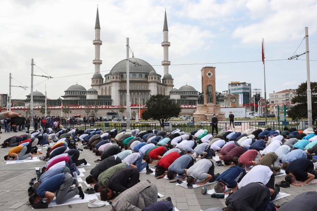 Taksim Camii'nde Cumhurbaşkanı Recep Tayyip Erdoğan’ın katılımıyla ilk namaz kılındı. Namazı Diyanet İşleri Başkanı Ali Erbaş, kıldırdı.