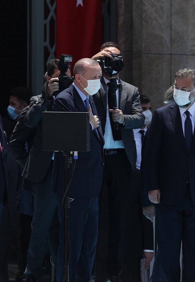 Cuma namazı kılınmasının ardından ibadete açılacak olan cami de ilk ezan okundu. İlk namazı kılmak ve açılışı yapmak üzere Cumhurbaşkanı Recep Tayyip Erdoğan Camiye geldi.