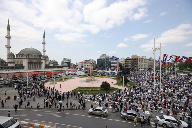 İlk namazı Taksim Camisi’nde kılmak isteyen vatandaşlar cami çevresini doldurdu. Diyanet İşleri Başkanı Ali Erbaş cuma hutbesi okudu. Ardından cuma namazını kıldırdı.
