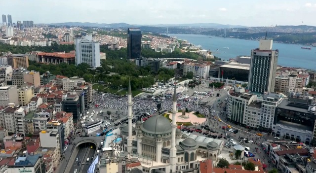 Erdoğan’ı cami girişinde, Cumhurbaşkanı Yardımcısı Fuat Oktay, Cumhurbaşkanlığı Sözcüsü İbrahim Kalın, Kültür ve Turizm Bakanı Mehmet Nuri Ersoy, AK Parti Genel Başkanvekili Binali Yıldırım ve çok sayıda protokol üyesi karşıladı.