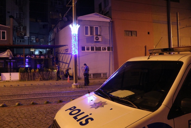 İnginç olay Kocaeli’nin İzmit ilçesi Kemalpaşa Mahallesi Şahabettin Bilgisu Caddesi üzerinde bulunan 2 katlı binanın önünde meydana geldi.