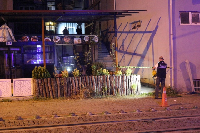 Akşam saat 22.00 sularında gerçekleşen kavganın sebebi bina önüne tuvaletini yapan alkollü şahıslardı.