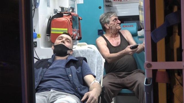 Kocaeli'de meydana gelen olay duyanları şaşkına çevirdi! Tuvalet yapma kavgasında silah ve bıçak çekildi yetmedi darp da işin içine girdi, olayda 3 kişi yaralanırken 1'nin durumunun ağır olduğu öğrenildi.