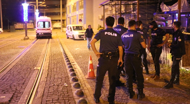 Kavgaya karışan Z.K. ise polis ekiplerince gözaltına alındı.Kavgada bıçaklanarak yaralanan İ. A.’nın durumunun ağır olduğu öğrenilirken, polis ekipleri olay hakkında inceleme başlattı.
