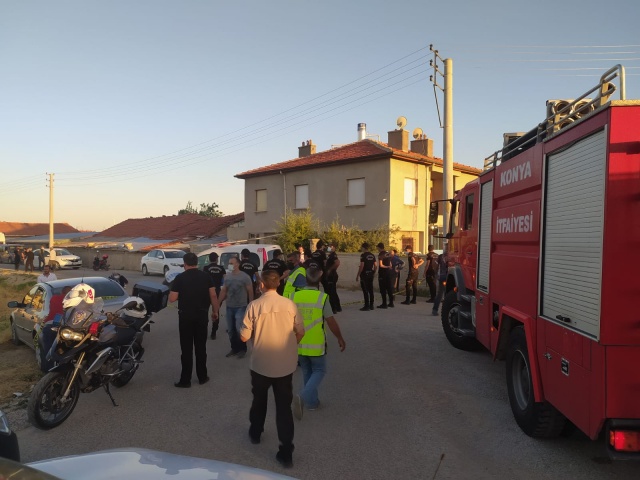 Katliam haberi Konya'dan geldi. Meram ilçesine bağlı Hasanköy Mahallesi, Özşahin Sokak'ta saat 18.50 sularında adeta bir dehşet yaşandı. Kimliği belirsiz kişi veya kişiler tarafından sokakta bulunan bir eve silahlı saldırı düzenlendi.