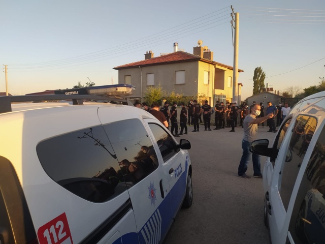 Kan donduran haber Konya'dan geldi, evi basıp 7 kişi katlettiler...Fotoğraftaki eve düzenlenen silahlı saldırıda ölenler arasında kadınlar da var.