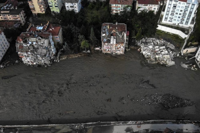 Kastamonu, kuvvetli yağış sonrası ortaya çıkan sele teslim oldu.