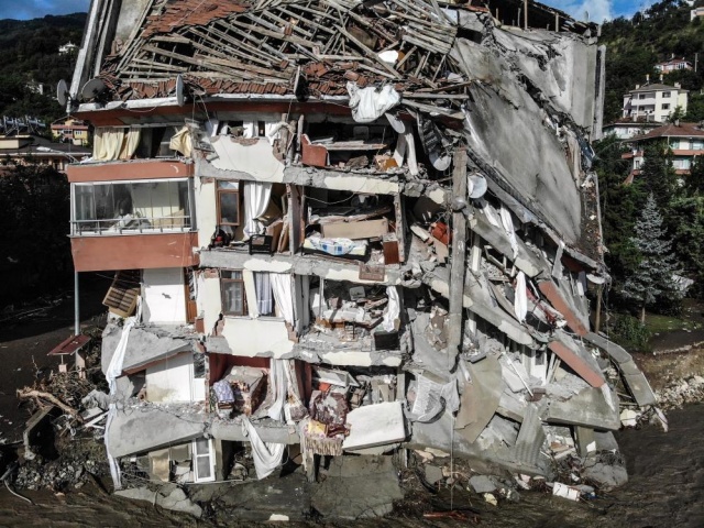 Sel suları köprüleri yıkıp, heyelanlara yol açarken, birçok evin de sular altında kaldığı fotoğraf karelerine yansıdı.