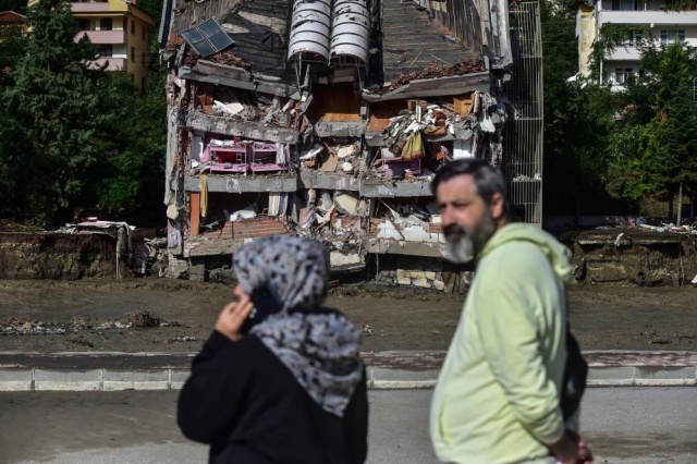 Sel felaketinin 3’üncü gününde arama kurtarma faaliyetleri sürerken yaralar da sarılmaya devam ediyor.