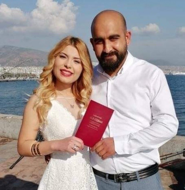 Manisa'da meydana gelen feci kaza bir aileyi parçaladı, talihsiz kadın olay yerinde can verirken 1 yaşındaki oğlu ve eşi hastaneye kaldırıldı.