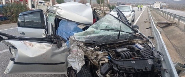Manisa Salihli'de otomobil tıra arkadan çarptı. Kazada 23 yaşındaki Burcu Akıncı öldü, eşi ve oğlu yaralandı.