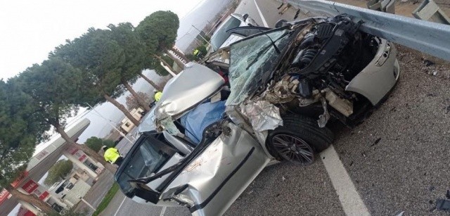 Ankara-İzmir E96 kara yolu Mersinli Mahallesi civarında Ahmet Akıncı (28) yönetimindeki otomobil, önünde ilerleyen Erdem A. (42) idaresindeki tıra arkadan vurdu.