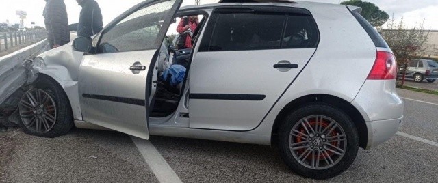 Araç, daha sonra refüje çarptı. Yapılan ihbar sonrası bölgeye sağlık, itfaiye, jandarma ve polis ekipleri sevk edildi.
