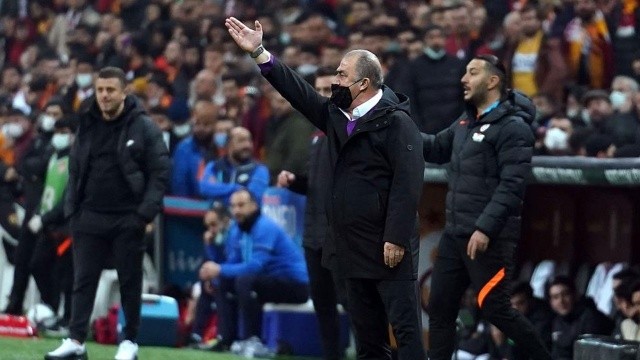 Bunun üzerine Fatih Terim, tepki gören futbolcularının yanlarına gidip ellerini sıkarak tek tek teselli etti. Fatih Terim'in bu hareketi de taraftarların öfkesini iyice tırmandırdı.
