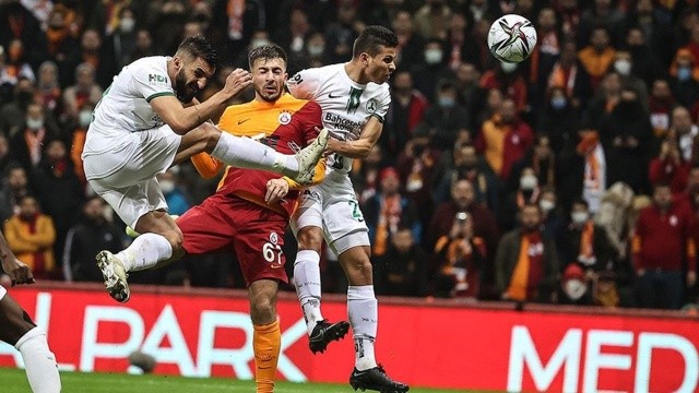 Galatasaray taraftarı bu defa Fatih Terim aleyhine tezahürata başladı.