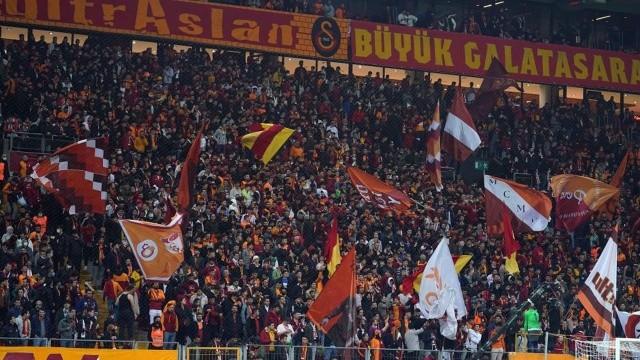 Galatasaray'ın mağlup olmasının ardından, taraftarlar futbolculara tepki göstererek, kötü tezahüratlara başladı.