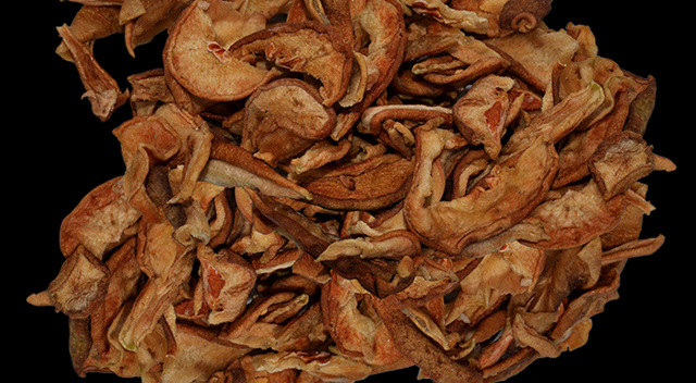 Armut kurusu vitamin bakımından çok zengindir. Böbreklerin düzenli çalışmasını sağlar. İdrarı bollaştırır. Böbrek kum ve taşlarının dökülmesine yardım eder. Yüksek tansiyonu düşürür. Kanı temizler bütün salgı bezlerinin normal çalışmasını sağlar. Kansızlığı giderir, kabızlığı önler. Sinirleri yatıştırır. Zihni yorgunluğu giderir. Susuzluğu keser. Tükürük ifrazatını artırır. Hamilelerin kusmalarını azaltır. Hazımsızlığı giderir. Şeker hastaları da yiyebilir. Midesi zayıf olanların kompostosunu içmeleri gerekir. Yemeklerden önce yenecek olursa faydasından daha da fazla artar.