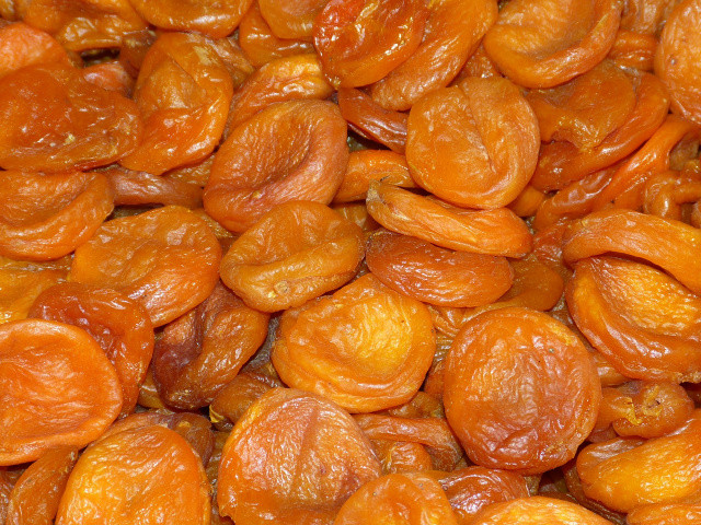 Besleyicidir ve potasyum açısından çok zengindir. Sindirim sorunlarına iyi gelir; stresi, kansızlığı önler. İçerdiği A vitamini akne gibi cilt bozukluklarının oluşmasını engeller. Büyümeye yardımcıdır, görme fonksiyonlarını güçlendirir, şeker hastalığının gelişimini düşmandır, bağışıklık sistemini korur. Potasyum başta kalp kasları tüm kasların ve sinirlerin iyi çalışmasını sağlar. Kayısı lifli bir meyvedir. Lifli besinlerin kan şekerinin dengeli yükselmesini sağladıkları, zararlı maddelerin bağırsakta kalma süresini kısalttıkları için kanserden korunmada faydalı oldukları tespit edilmiştir.