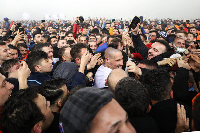 Ligin ilk ve 3. haftasında da ilk sırada yer alan bordo-mavililer, 9. haftada Fenerbahçe'yi sahasında 3-1 mağlup ederek, rakibinden devraldığı liderliği, 27 hafta bırakmadı ve toplam 29 hafta liderlik koltuğunda oturdu.