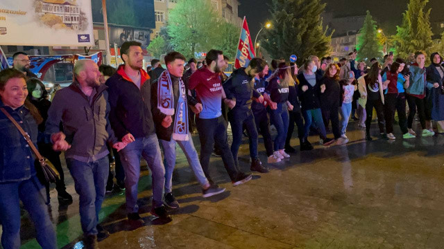 Deplasmanda lider
Trabzonspor, bu sezon deplasmanda en çok puan toplayan takım olarak da öne çıkıyor.
Bordo-mavililer, dış sahada 11 galibiyet, 4 beraberlik ve 2 mağlubiyetle 37 puanı hanesine yazdırdı.