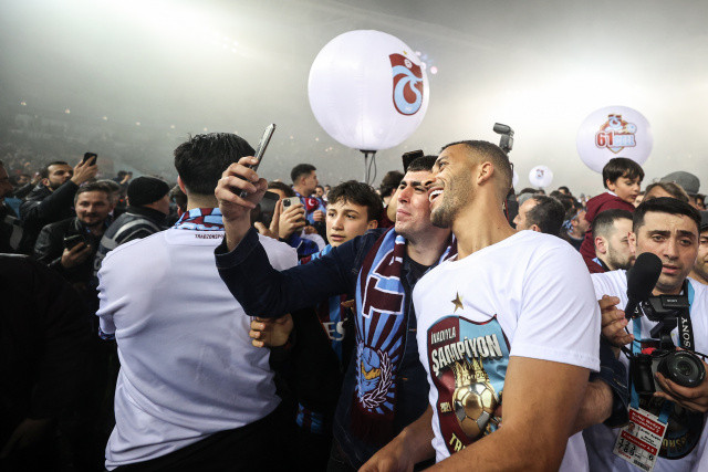 Sakatlıklara rağmen durdurulamadı
Trabzonspor'da sakatlıklara rağmen hedeflerine ulaştı.
Gervinho, Edgar gibi oyuncular ligde sezonu erken kapatırken Hamsik, Trondsen, Koita, Nwakaeme, Hugo, Abdülkadir Ömür, Djaniny, Peres gibi oyuncular da sakatlıklar nedeniyle uzun süre sahalardan uzak kaldı.