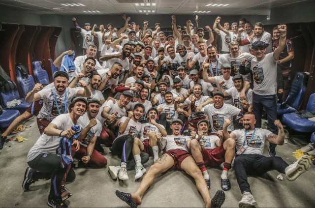 Üç büyüklere karşı yenilgisiz kapadı
Trabzonspor, ligde Fenerbahçe, Galatasaray ve Beşiktaş karşısında bu sezonu yenilgisiz kapadı.
Bordo-mavililer, söz konusu rakipler önünde 6 maçta 3 galibiyet, 3 beraberlik aldı.
Karadeniz ekibi, bu sezon gibi 3 galibiyet, 3 beraberlik aldığı 2019-2020 sezonunun ardından üç büyük rakibine karşı sezonu yenilgisiz tamamladı.