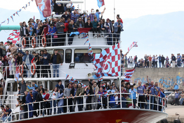 Trabzonspor şampiyonluk kupasını bu akşam alacak... Bordo-Mavililer 70'lerdeki şampiyonluklarında olduğu gibi Karadeniz'den motorlarla, takalarla