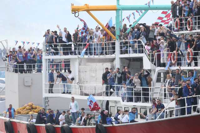 Bordo-mavili kulübün internet sitesinden,