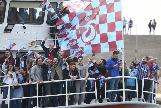 Trabzonspor'un Medical Park Stadı'ndaki şampiyonluk kutlama programı belli oldu
TRABZON (AA) - Spor Toto Süper Lig'de 2021-2022 sezonunda şampiyonluğunu ilan eden Trabzonspor, kupasını yarın alacağı kutlama programını açıkladı.
Bordo-mavili kulübün internet sitesinden,