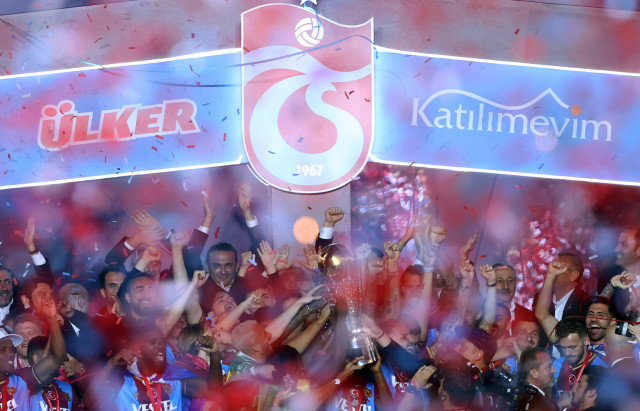 Süper Lig'in bitimine 3 hafta kala şampiyonluğunu ilan eden Trabzonspor, Trabzon'da Şenol Güneş Spor Kompleksi'nde gerçekleştirilen törende 2021-2022 kupasını kaldırarak özlemini giderdi.