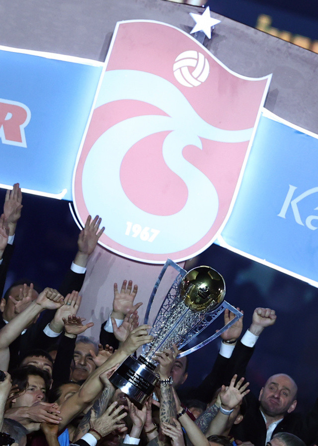 Kupayı ise Kaptan Uğurcan Çakır eşliğinde kaldıran Trabzonspor futbolcuları şampiyonluklarını resmileştirmiş oldular.