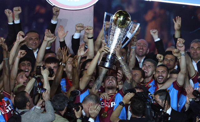 Süper Lig'in 2021-2022 şampiyonu Trabzonspor kupasına kavuştu. Bordo mavili ekip Trabzon'da taraftarlarının önünde kupayı kaldırarak şampiyonluğunu resmileştirdi.