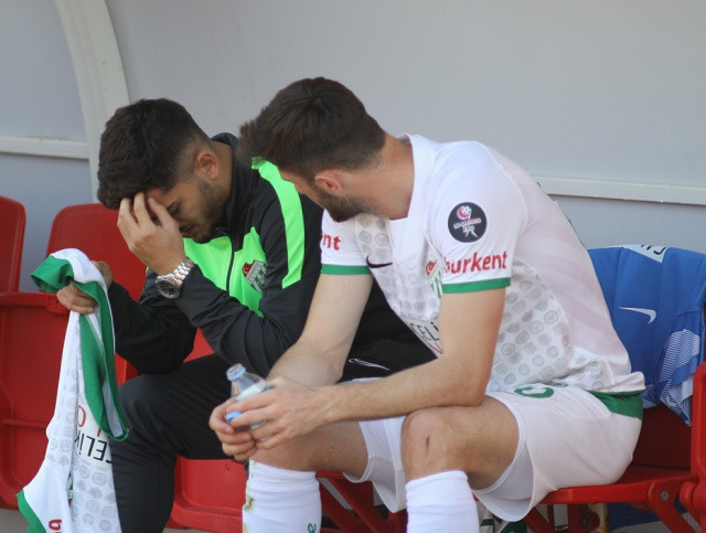 Türk futboluna yıldızlar yetiştiren Anadolu'nun köklü kulübü, 2018-2019 sezonunda Süper Lig'den düştükten sonra 3 sezon mücadele ettiği 1. Lig'de de tutunamadı.
Yeşil-beyazlılar dün oynanan 37. hafta karşılaşmasında Royal Hastanesi Bandırmaspor'a deplasmanda 4-2 mağlup olarak bitime bir hafta kala TFF 2. Lig'e düştü.
Süper Lig şampiyonluğundan 12 yıl sonra 2. Lig'e gerileyen Bursaspor, gelecek sezon 59 yıllık tarihinde ilk kez üçüncü kademede mücadele verecek.