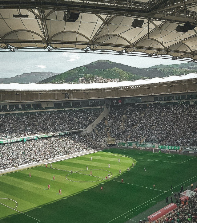 Bursa temsilcisi, bu sezon 4 farklı isimle 5 kez teknik direktör değişikliğine gitti.
Yeşil-beyazlı ekip, sezonun henüz ilk haftasında Adanaspor ile iç sahada 1-1 berabere kaldığı maçın ardından Mustafa Er ile yollarını ayırdı.
Takımın başına 3. haftada gelen Fatih Tekke'nin de Bursa macerası uzun sürmedi. Tekke, takımla çıktığı 4 maçta sadece 1 galibiyet alınca yönetim teknik adamla sözleşmeyi feshetme kararı aldı.