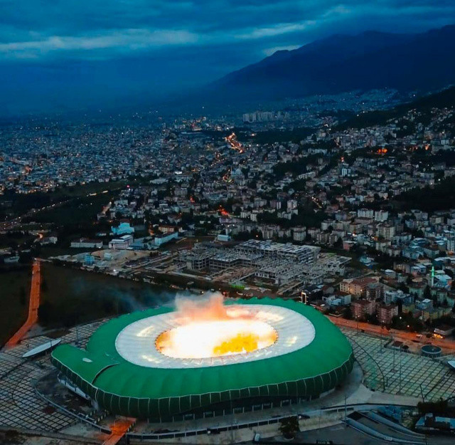 Bursaspor'un bir sonraki adresi 7. haftada Özcan Bizati oldu. Bizati yönetimindeki yeşil-beyazlılar, 9 haftada 5 galibiyet ve 1 beraberlik alsa da yine teknik adamla yollar ayrıldı.
Bursa ekibi, 18. haftada deneyimli teknik adam Tamer Tuna'yla anlaştı. Takımla çıktığı 8 maçta sadece 1 galibiyet alabilen Tuna'yla da 25. haftada vedalaşıldı.
Yeşil-beyazlılar, 26. haftada başladığı noktaya döndü ve Mustafa Er'i tekrar takımın başına getirdi. 10 maçta Bursaspor'un başında sahaya çıkan Er, 5 galibiyete imza atsa da yeşil-beyazlıları kümeye düşmekten kurtaramadı.