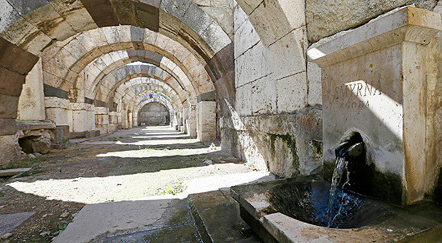 Heykeltıraş ve arkeologlardan oluşan 7 kişilik ekip, antik agoranın Roma dönemindeki halini yansıtan 1/100 ölçekli maketini de hazırlıyor. 6 ay önce başlatılan çalışmanın gelecek ay tamamlanıp antik kentte ziyaretçilerle buluşturulması planlanıyor. Ayrıca ziyaretçiler için bir mobil uygulama da sunulacak.