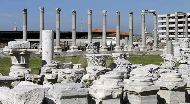 Proje Koordinatörü Şebnem Yurdakul, “Smyrna Antik Kenti, Kemeraltı, Kadifekale civarında 2500 yıl önce kurulmuş bir kent. Aslında günümüzde modern kentin de tam merkezinde yer alıyor. Smyrna Agorası da bu kentin en önemli unsurlarından biri. Dünyada kent merkezinde bulunan en büyük agoralardan birisi ve aynı zamanda 3 bine yakın grafitiyle, dünyanın en zengin Yunanca grafiti koleksiyonuna sahip.” dedi. 
