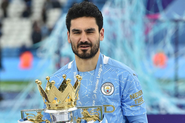 İlkay Gündoğan... Guardiola'nın City'deki ilk transferi yol ayırımında. 33 yaşındaki orta sahanın 1 yıl daha kontratı bulunuyor ancak teklifleri değerlendirmek istediği de biliniyor. İlkay'a Barcelona talip...