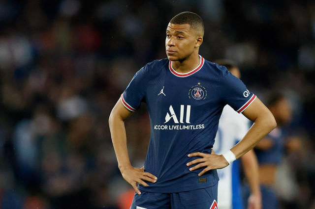 Kylian Mbappe... PSG'nin süper yıldızı Real Madrid yolunda... Fransız deviyle sözleşme uzatmayan Mbappe rekor bir imza parası ve yıllık ücretle İspanya'ya gidiyor. Transfer bugün yarın resmiyet kazanacak.