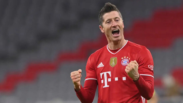 Robert Lewandowski... Bayern Münih'le 1 yıl daha sözleşmesi var ama Barcelona'nın 3 yıllık sözleşme teklifi aklını çeldi. 33 yaşındaki gol makinesi La Liga'ya gidebilir.