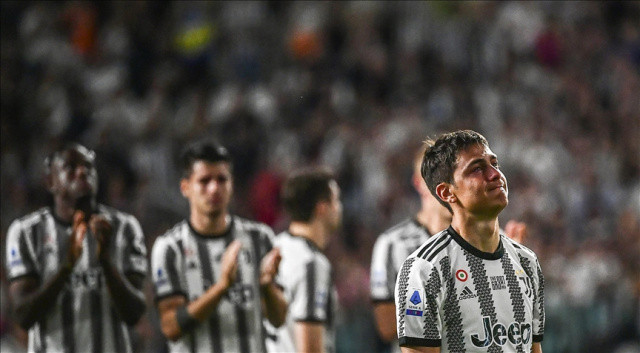 Paulo Dybala.. 7 yıl önce geldiği Juventus'a ağlayarak veda etti. Sözleşmesi uzatılmayan Arjantinli forvet Arsenal ile anıldı ancak Londra ekibi Devler Ligi vizesi alamayınca transfer suya düştü. Yeni takımı merak ediliyor.