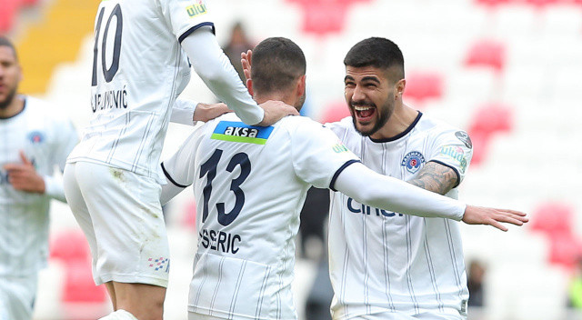 Kulübüyle 2025 yılına kadar sözleşmesi bulunan ve A Milli Takım'a da seçilmeye başlayan Eren için Fenerbahçe ile Kasımpaşa arasında bonservis pazarlıkları sürerken flaş bir gelişme yaşandı.