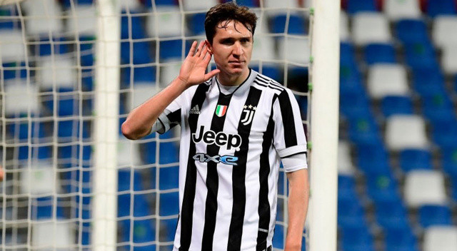 Federico Chiesa... Kimileri onun için babasından daha iyi diyor... Juventus milli golcünün satın alma opsiyonunu kullandı: 40 milyon euro... Böyleyece Fiorentina iki golcüsünü de Juve'ye satmış oldu. Devre arasında da Vlahovic 85 milyon euroya gitmişti.