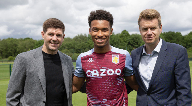 Boubacar Kamara... Ligue 1'in dikkat çeken yeteneklerinden Kamara'yı Aston Villa kaptı. İngiliz ekibi, Marsilya'nın 21 yaşındaki defansif orta sahasına 5 yıllık sözleşme imzalattı.
Piyasa değeri 25 milyon euro olan Fransız futbolcu bedavaya geldi.